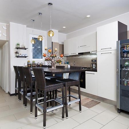 Bed & Breakfast Armonie Romane ภายนอก รูปภาพ A modern kitchen