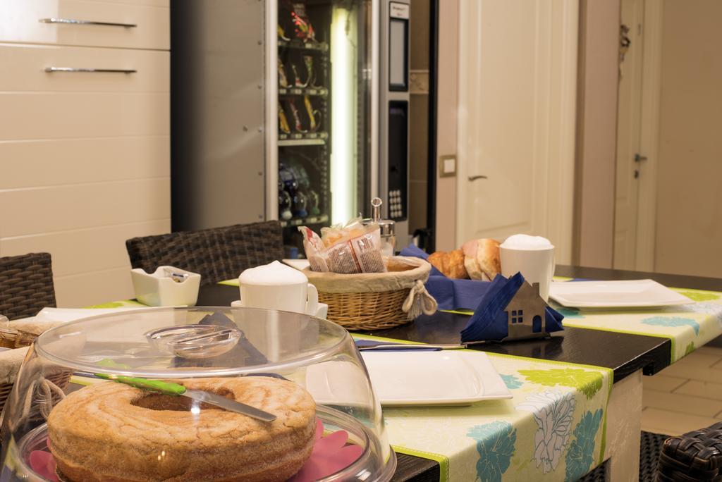 Bed & Breakfast Armonie Romane ภายนอก รูปภาพ A typical breakfast