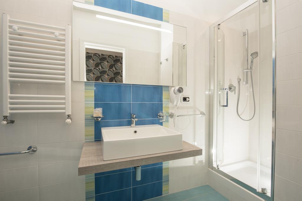 Bed & Breakfast Armonie Romane ห้อง รูปภาพ Bathroom with shower