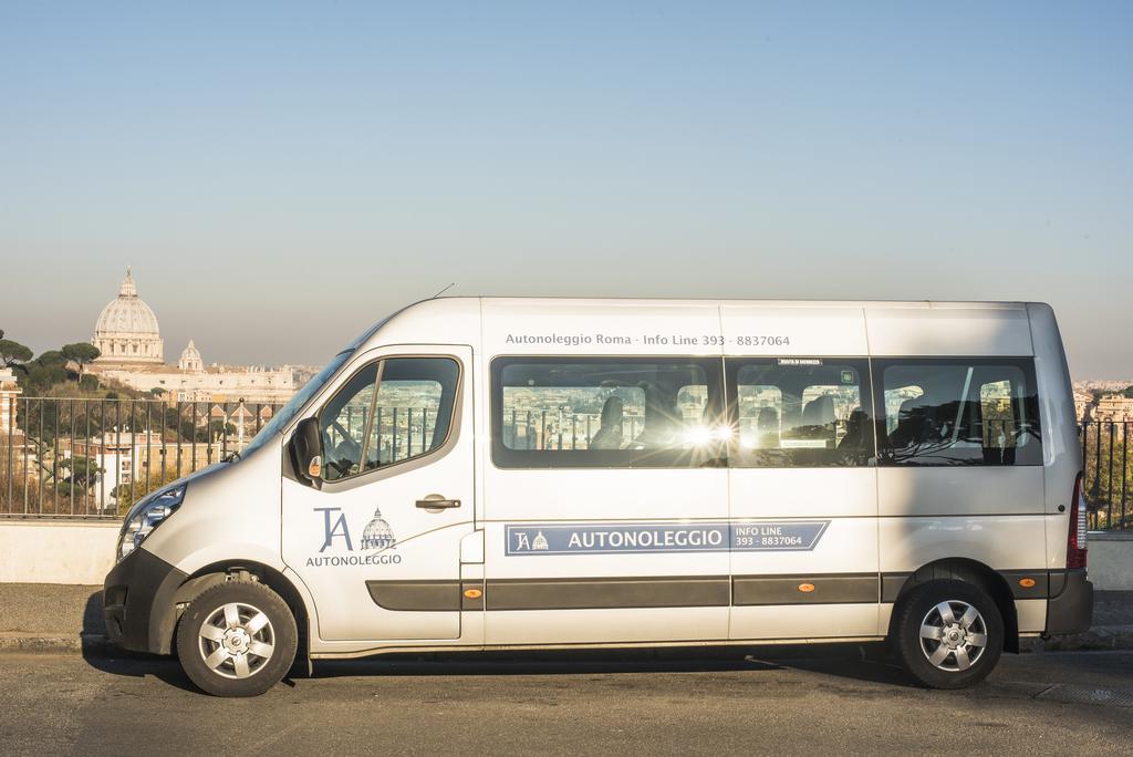 Bed & Breakfast Armonie Romane ภายนอก รูปภาพ A typical minibus