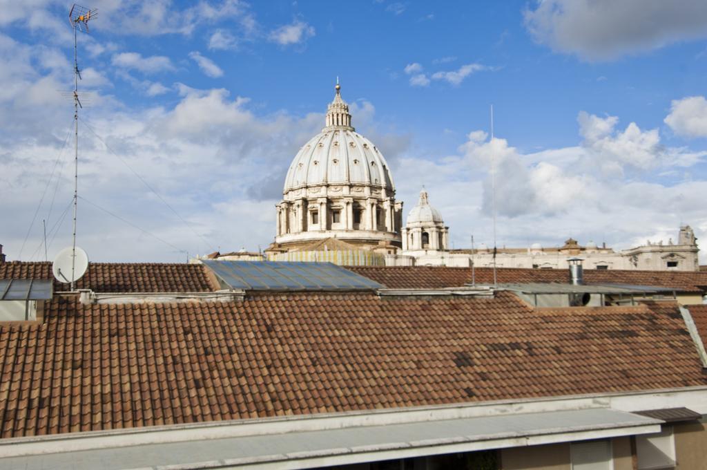 Bed & Breakfast Armonie Romane ภายนอก รูปภาพ View of the dome of St. Peter's Basilica from the roof of the hotel