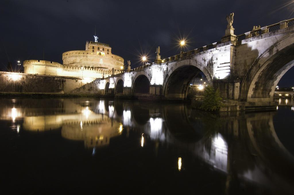 Bed & Breakfast Armonie Romane ภายนอก รูปภาพ The Tiber at night