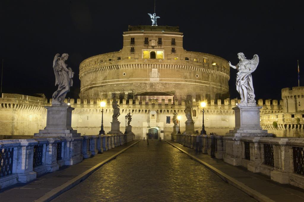 Bed & Breakfast Armonie Romane ภายนอก รูปภาพ The Castel Sant'Angelo at night