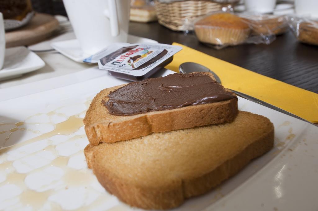 Bed & Breakfast Armonie Romane ภายนอก รูปภาพ Chocolate spread on toast