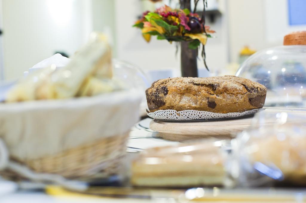 Bed & Breakfast Armonie Romane ภายนอก รูปภาพ A chocolate chip scone