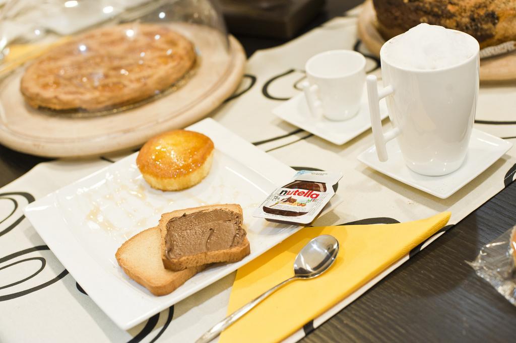 Bed & Breakfast Armonie Romane ภายนอก รูปภาพ A breakfast with Nutella