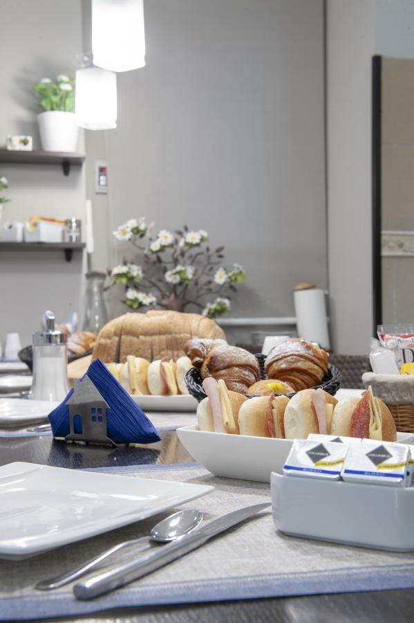 Bed & Breakfast Armonie Romane ภายนอก รูปภาพ A typical buffet