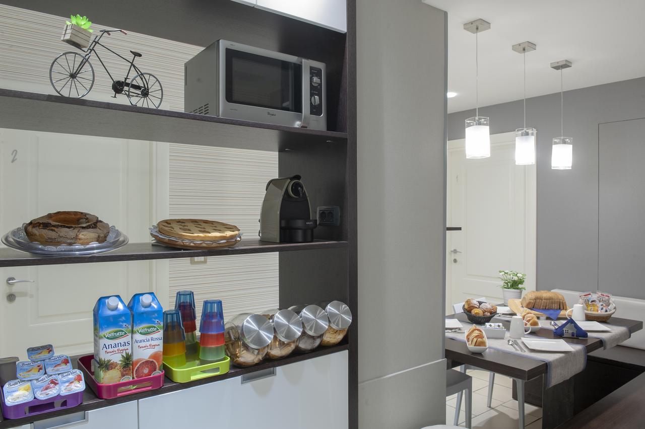 Bed & Breakfast Armonie Romane ภายนอก รูปภาพ A microwave oven in a kitchen